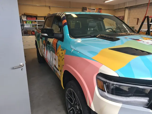 Pick-up met een kleurrijke wrap in de werkplaats