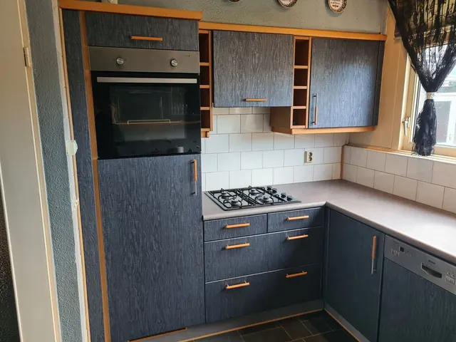 Keuken met donkerblauwe fronten met houtnerf
