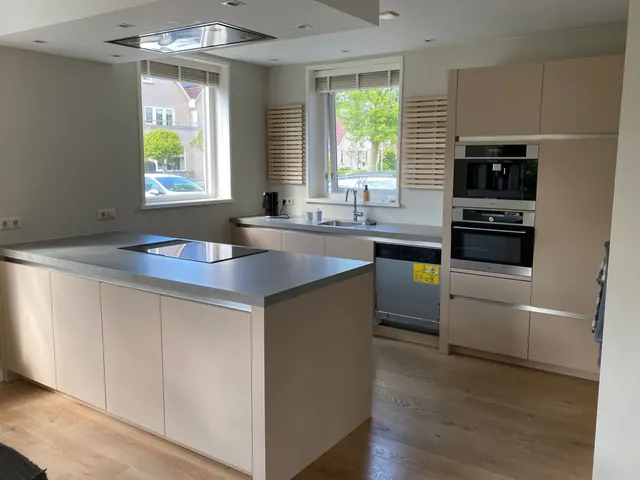 Lichte keuken met kookeiland, gewrapt door JJ Sign