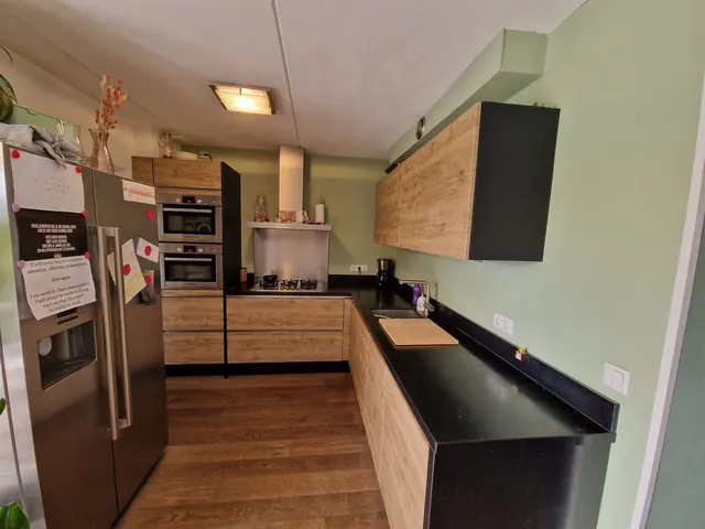 Keuken met houtlook-fronten en een zwart blad