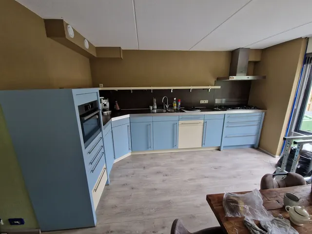 Hoekkeuken met lichtblauwe fronten