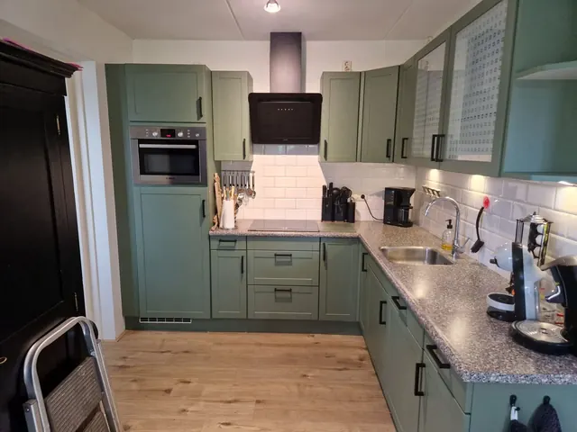 Keuken met saliegroene kasten