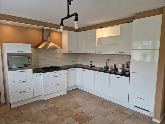 Witte hoogglans keuken