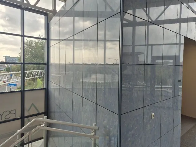 Glazen trappenhuis van een kantoor met raamfolie