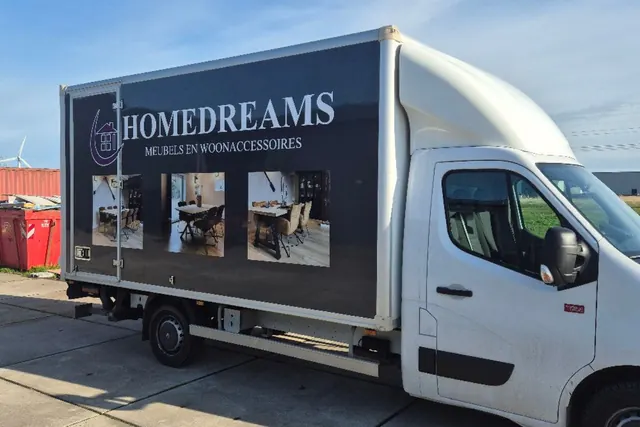 Bakwagen van Homedreams met reclame op de zijkant