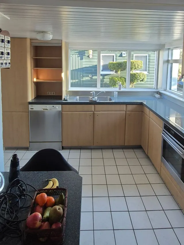 Keuken met lichthouten fronten vóór het wrappen